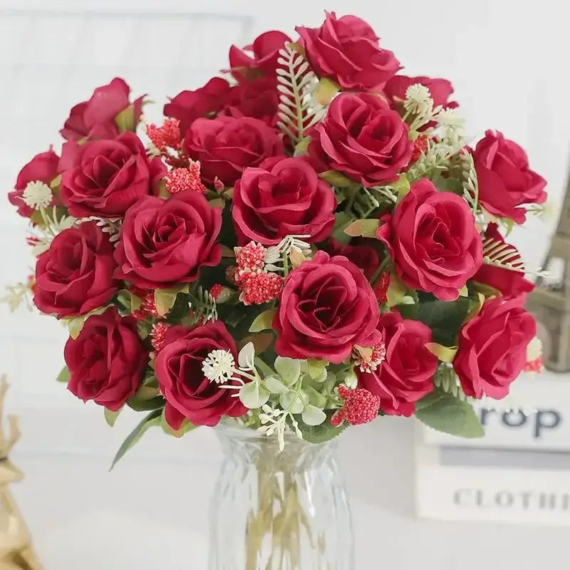 Bouquet de roses en soie rouges dans un vase en verre, idéal pour la décoration intérieure et les mariages.