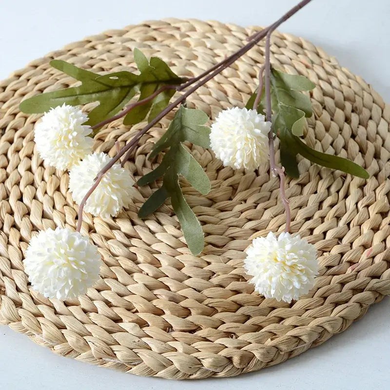 Bouquet de Fleurs Artificielles Pissenlit pour Décoration Mariage, Maison et Noël, posé sur un plateau tressé.