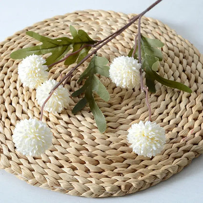 Bouquet de Fleurs Artificielles Pissenlit pour Décoration Mariage, Maison et Noël, posé sur un plateau tressé.