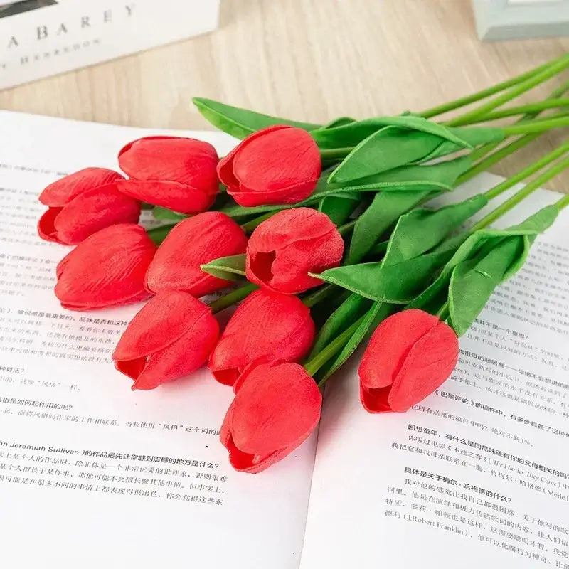 Bouquet de tulipes en soie rouges sur une table, parfait pour la décoration intérieure et les occasions spéciales comme les mariages et anniversaires.