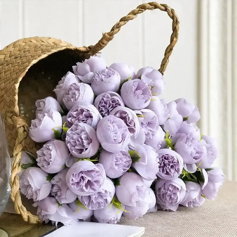 Bouquet de pivoines en soie rose réalistes avec 27 têtes de roses dans un panier en osier pour une décoration élégante et intemporelle.