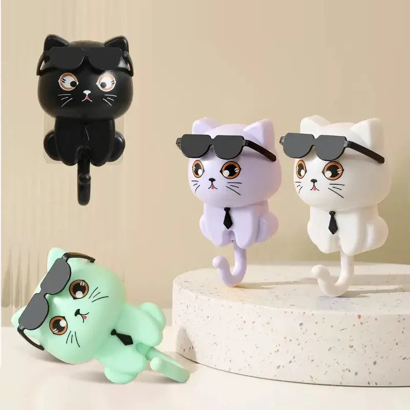 Adorable crochet porte-accessoires chaton en noir, blanc, violet et vert avec lunettes de soleil, ajoutant une touche ludique et mignonne à votre intérieur