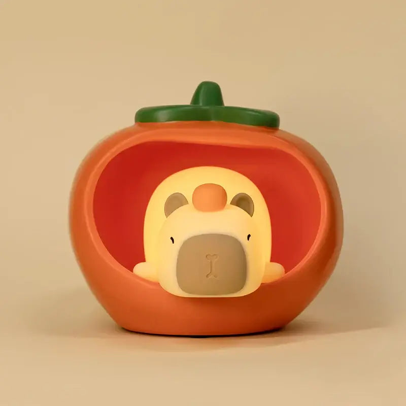 Lampe de nuit Capybara LED dans une coquille orange, conçue pour une lumière douce et apaisante pour enfants et adultes.