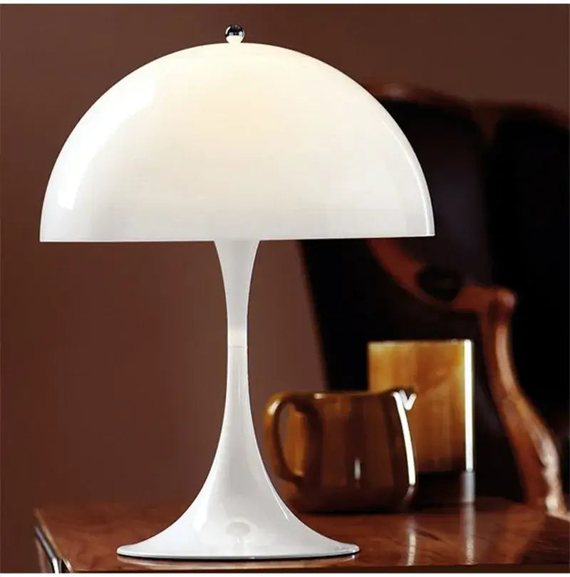 Lampadaire minimaliste LED champignon avec design épuré et moderne, placé sur une table en bois pour une ambiance intérieure élégante.